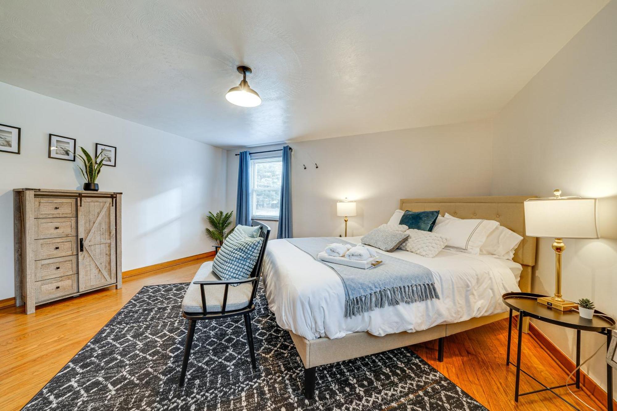 Spacious Getaway About 2 Mi To Downtown! Apartment